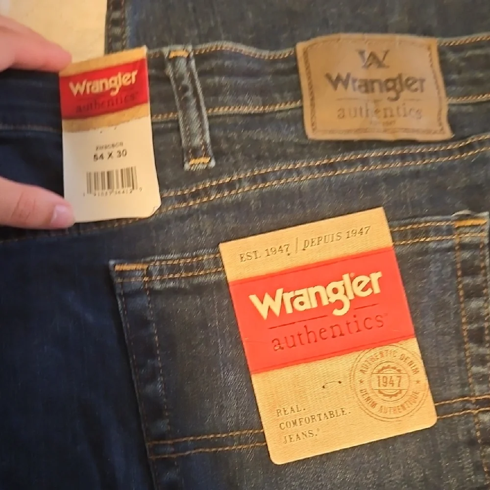 Wrangler Men's Dark Blue Relaxed Jeans New with tags size 54x30 - Picture 1 of 3